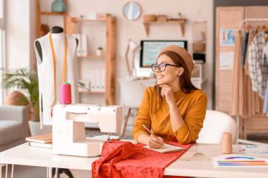 Atölyede çalışan genç bayan terzi.