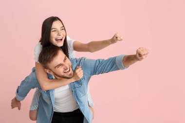 Renk arkaplanındaki mutlu arkadaşlar