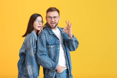 Renkli arkaplanda şık arkadaşlar