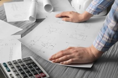 Ofiste çalışan kadın mühendis.