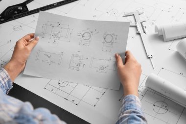 Ofiste çalışan kadın mühendis.