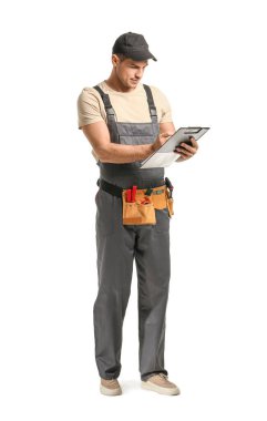 Beyaz arka planda yakışıklı erkek işçi