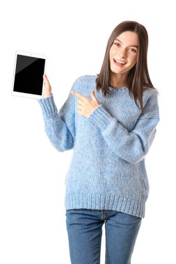 Beyaz arka planda tablet bilgisayarı olan genç bir kadın.