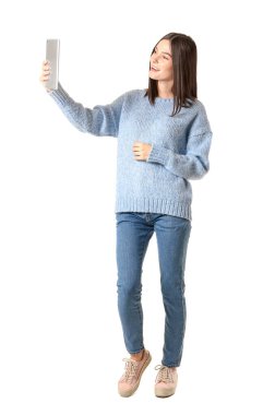 Beyaz arka planda tablet bilgisayarı olan genç bir kadın.