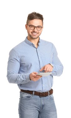 Beyaz arkaplanda tablet bilgisayarı olan yakışıklı bir adam.