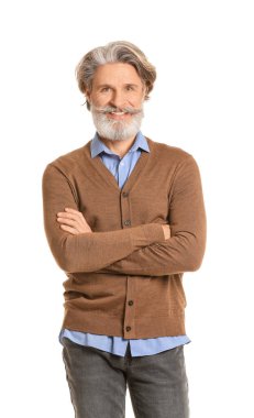 Beyaz arka planda şık yaşlı adam