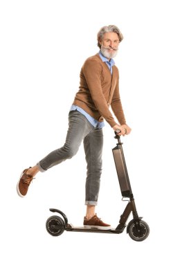 Beyaz arka planda scooter 'ı olan mutlu yaşlı adam.