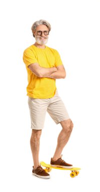 Beyaz arka planda kaykayı olan şık yaşlı bir adam.