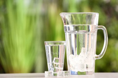 Dışarıdaki masada bir bardak soğuk su.