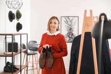 Stüdyosunda ayakkabıları olan bir kadın stilisti.