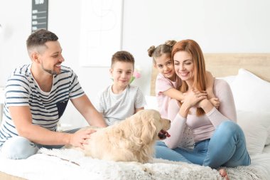 Evde köpekli mutlu bir aile.