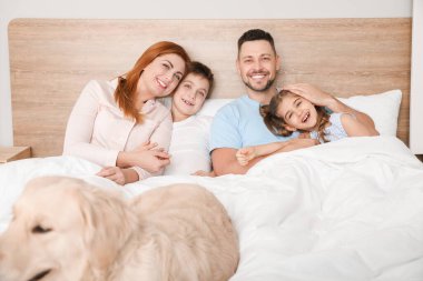 Yatak odasında görüntülü konuşma kullanan aile