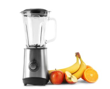 Beyaz arka planda sağlıklı meyve püresi için malzemelerle karıştırıcı