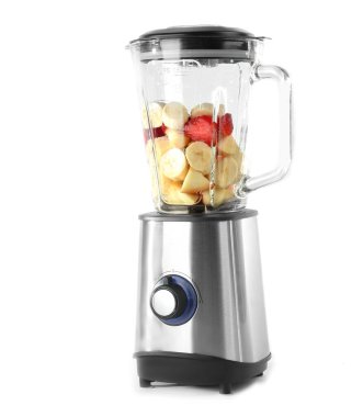 Beyaz arka planda sağlıklı meyve püresi için malzemelerle karıştırıcı