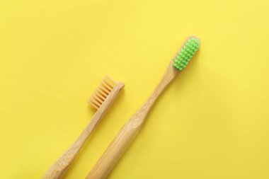 Renkli arkaplanda diş fırçaları