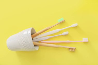 Arkaplanda diş fırçası bulunan tutucu