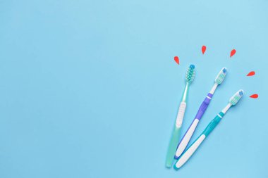 Arka planda diş fırçaları ve kan damlaları var. Hassas göçükler kavramı