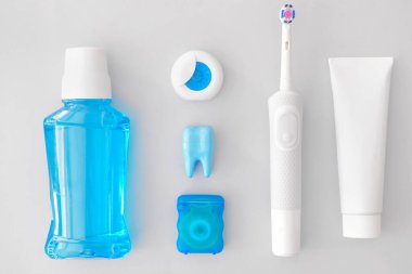 Hafif arkaplanda ağız temizliğine ayarlı