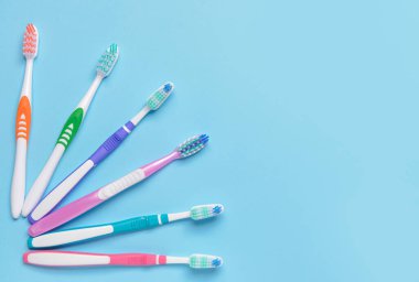 Renkli arkaplanda diş fırçaları