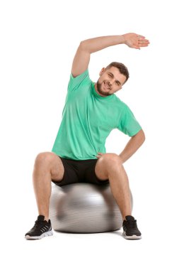 Beyaz arka planda sportif genç adam eğitimi