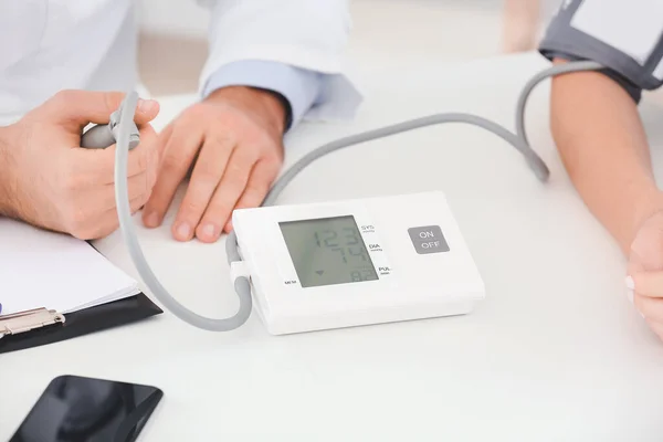 Arzt Misst Blutdruck Einer Patientin Krankenhaus — Stockfoto
