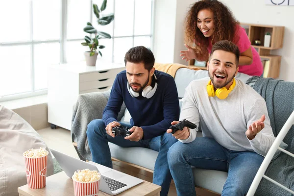 Vrienden Spelen Videospel Thuis — Stockfoto