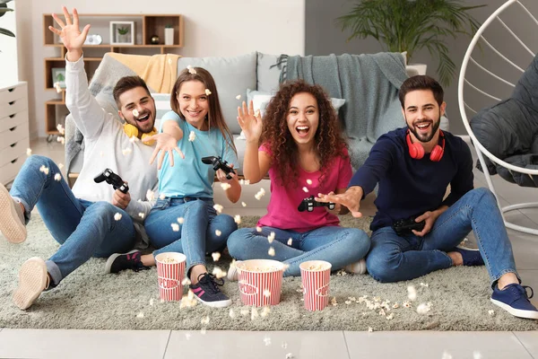 Amici Che Lanciano Popcorn Mentre Giocano Videogioco Casa — Foto Stock