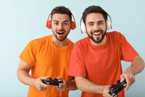Freunde Spielen Videospiel Auf Farbigem Hintergrund — Stockfoto