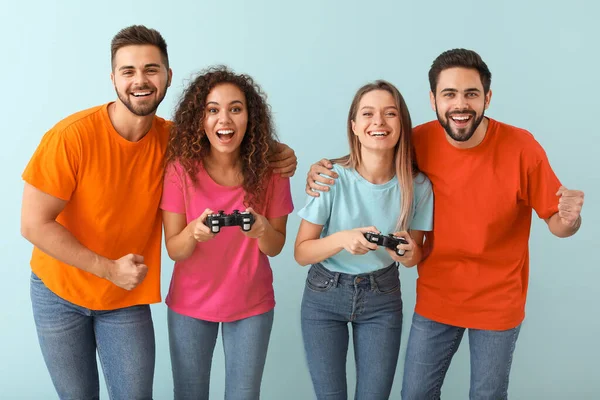 Vänner Som Spelar Spel Färg Bakgrund — Stockfoto