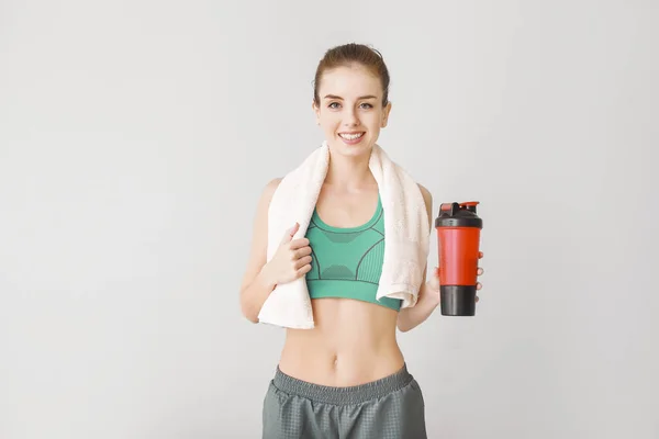 Jovem Esportiva Com Batido Proteína Fundo Claro — Fotografia de Stock