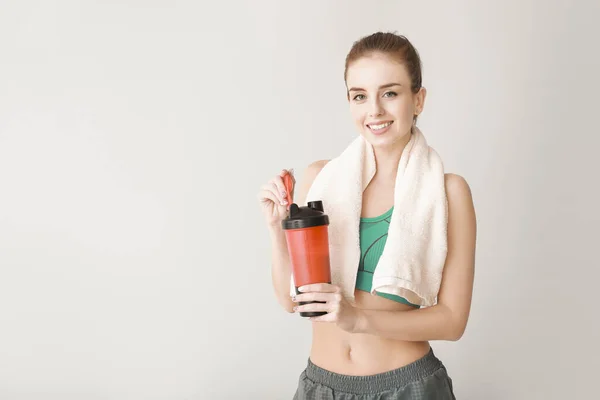 Jovem Esportiva Com Batido Proteína Fundo Claro — Fotografia de Stock