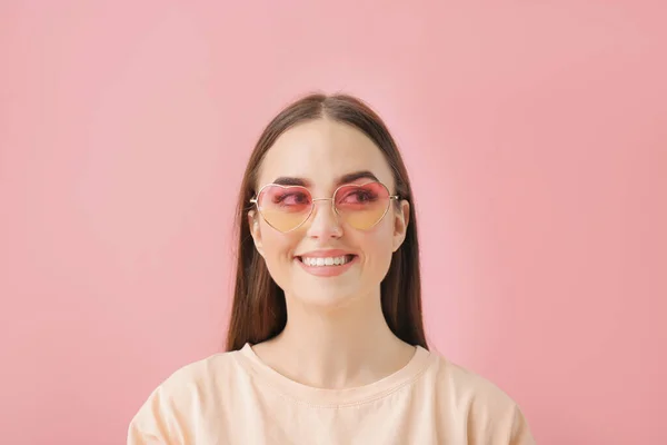 Renkli Güneş Gözlüklü Genç Bayan — Stok fotoğraf