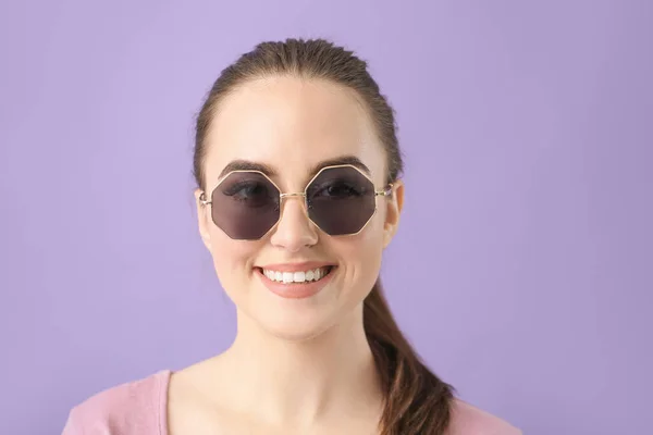 Jovem Mulher Com Óculos Sol Elegantes Fundo Cor — Fotografia de Stock