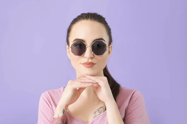 Jeune Femme Avec Des Lunettes Soleil Élégantes Sur Fond Couleur — Photo