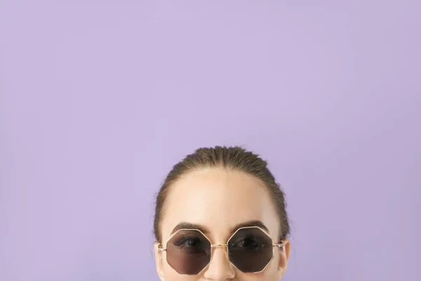 Mujer Joven Con Gafas Sol Elegantes Sobre Fondo Color —  Fotos de Stock