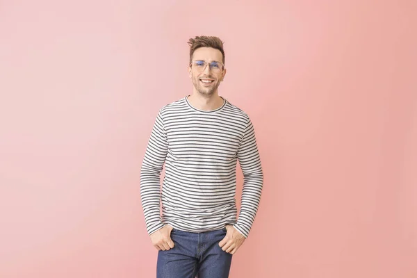 Hombre Joven Con Gafas Con Estilo Sobre Fondo Color — Foto de Stock