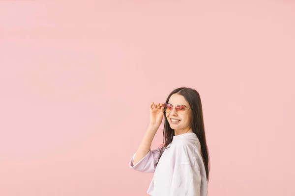 Mujer Joven Con Gafas Sol Elegantes Sobre Fondo Color —  Fotos de Stock