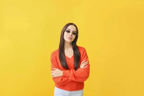 Junge Frau Mit Stylischer Sonnenbrille Auf Farbigem Hintergrund — Stockfoto