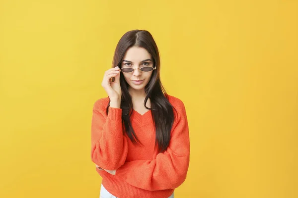 Jovem Mulher Com Óculos Sol Elegantes Fundo Cor — Fotografia de Stock