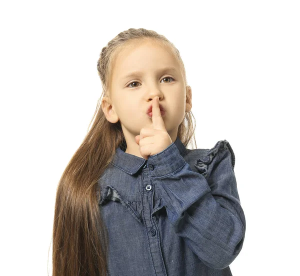 Χαριτωμένο Μικρό Κορίτσι Δείχνει Σιωπή Χειρονομία Λευκό Φόντο — Φωτογραφία Αρχείου