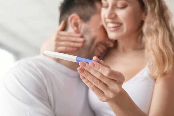 Pareja Joven Feliz Con Prueba Embarazo Baño Primer Plano —  Fotos de Stock