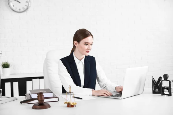 Bilgisayarlı Kadın Avukat Işyerinde Oturuyor — Stok fotoğraf