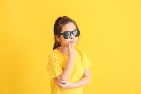 Petite Fille Drôle Avec Des Lunettes Soleil Sur Fond Couleur — Photo