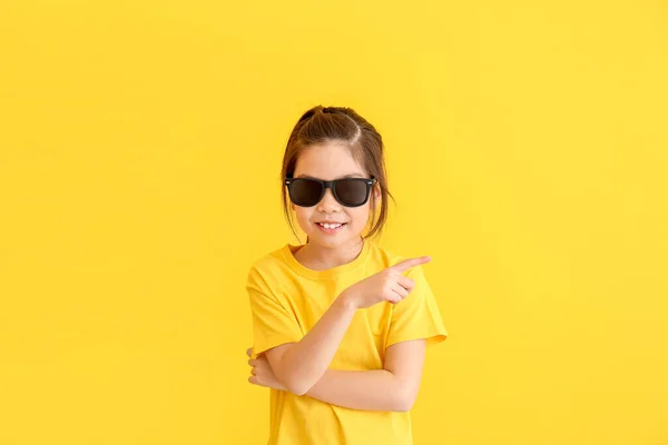 Petite Fille Drôle Avec Des Lunettes Soleil Pointant Quelque Chose — Photo