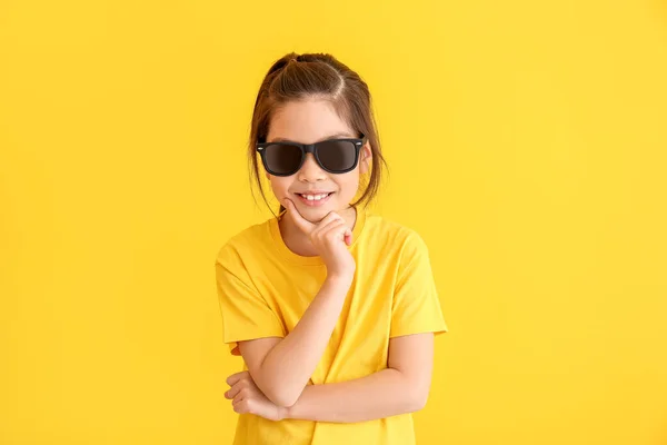 Petite Fille Drôle Avec Des Lunettes Soleil Sur Fond Couleur — Photo