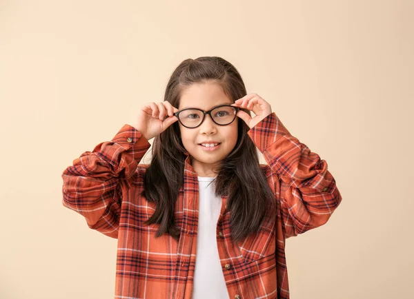 Renkli Gözlüklü Komik Küçük Kız — Stok fotoğraf