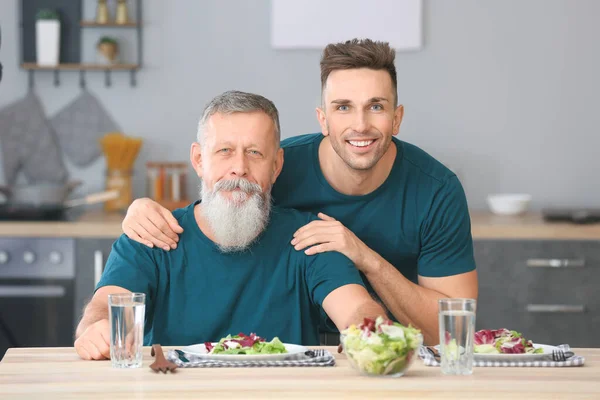 Portret Van Oudere Man Zijn Volwassen Zoon Keuken — Stockfoto