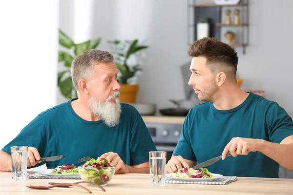 Senior Man Zijn Volwassen Zoon Dineren Keuken — Stockfoto