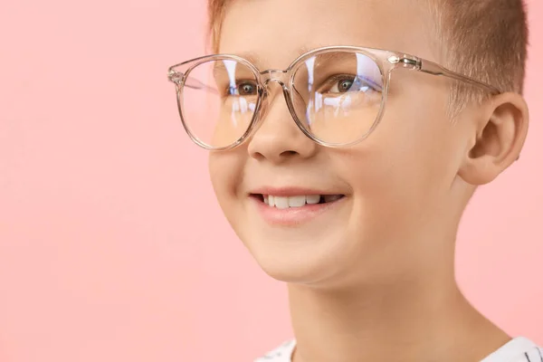 Söt Liten Pojke Med Glasögon Färg Bakgrund Närbild — Stockfoto