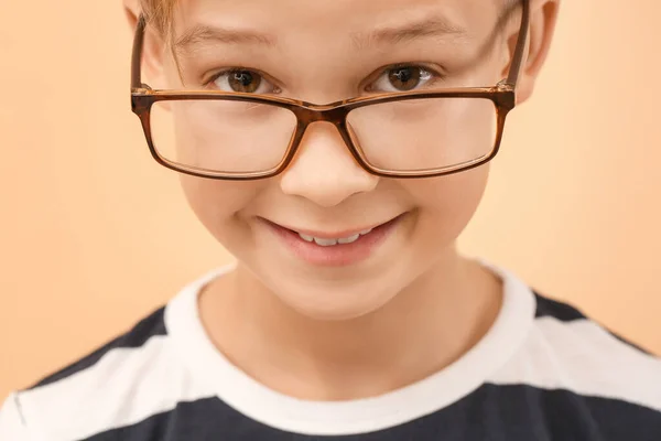 Söt Liten Pojke Med Glasögon Färg Bakgrund Närbild — Stockfoto